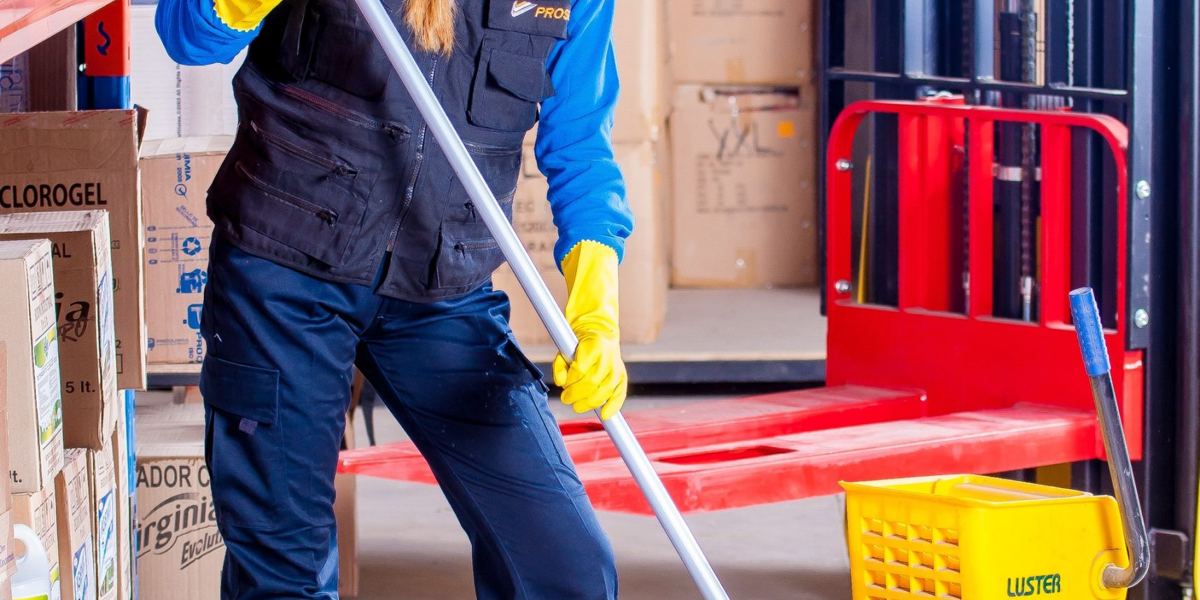 Addetta Tecno Felsinea al lavoro