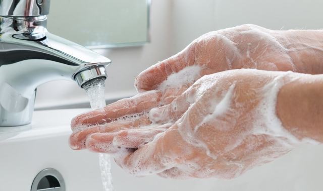 Lavaggio delle mani con sapone