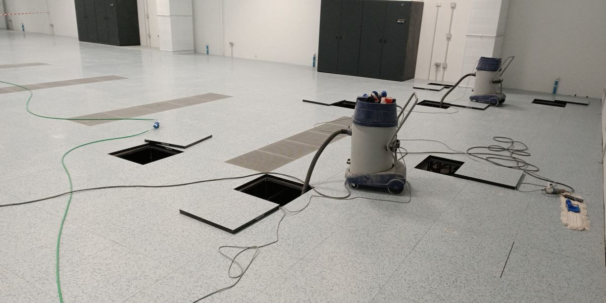 Pulizia di fine cantiere con aspiratore