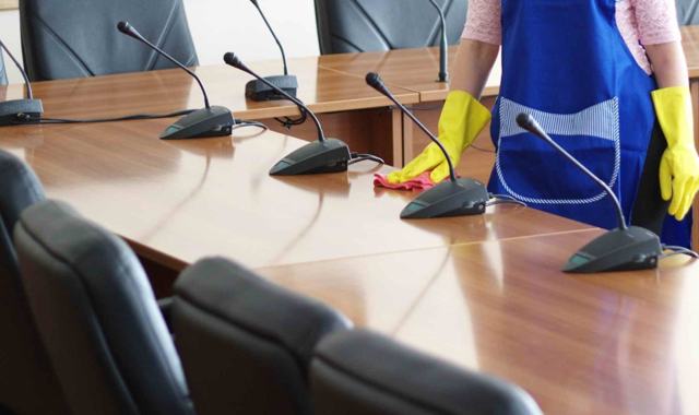 Pulizia di una sala riunioni