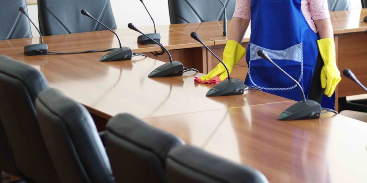 Pulizia di una sala riunioni